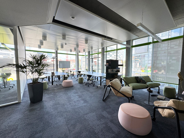 Zonen für Teamarbeit, Brainstorming und konzentrierte Einzelarbeit sind in diesem Büro enthalten