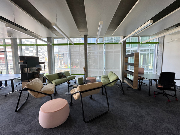 Farbenfroh und extrem gemütlich - Sofas und Sessel auf Rollen für dynamische Meetings, Workshops und Seminare