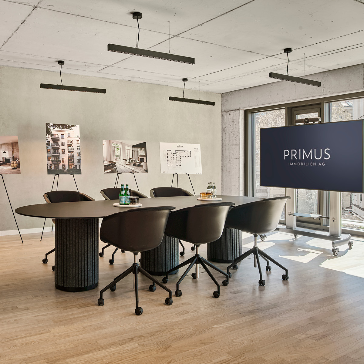 Moderne Meetingr&auml;ume mit stylishen B&uuml;rom&ouml;beln und leistungsstarken Konferenzsystemen