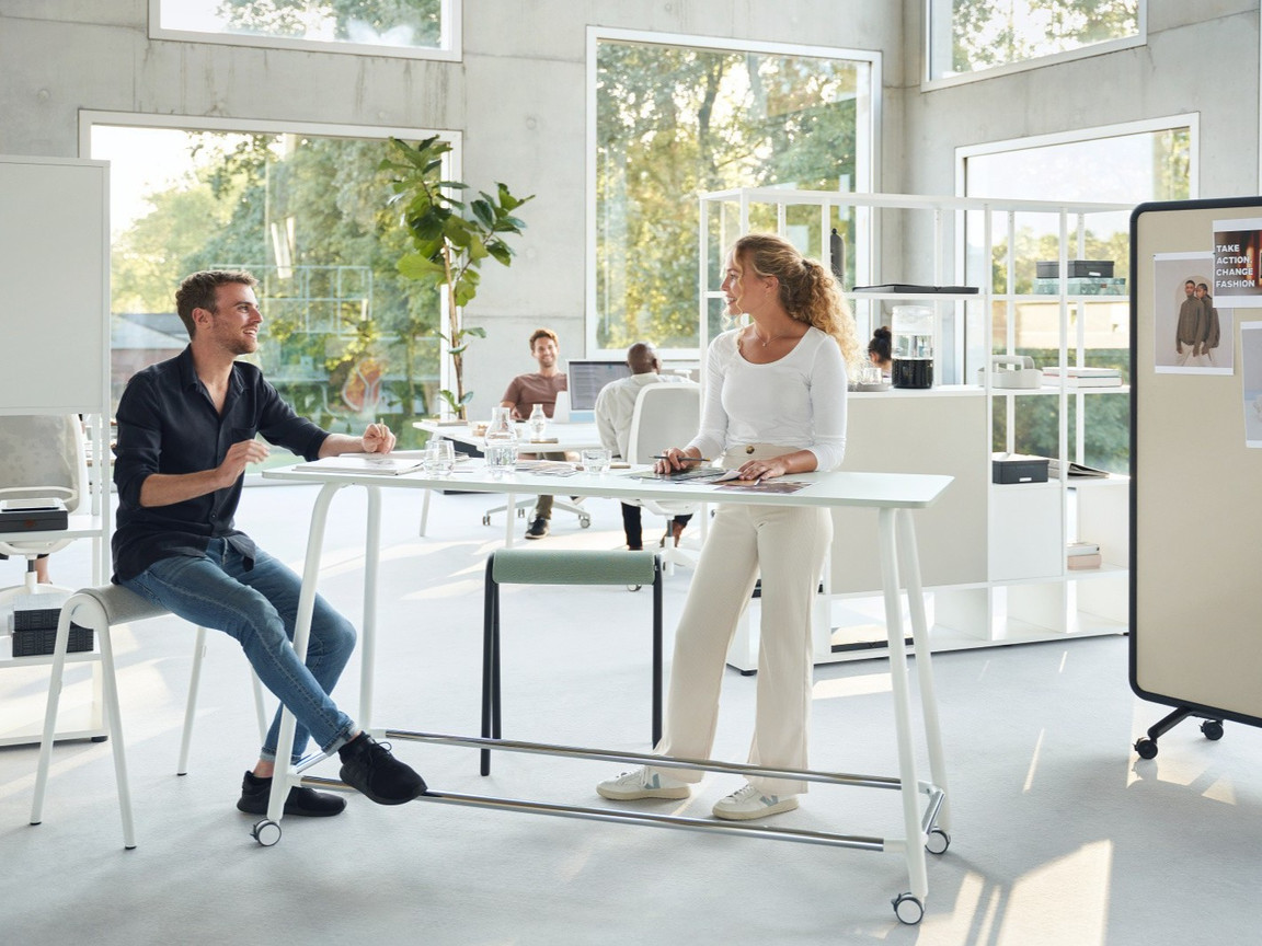 Agile office furniture for meeting rooms