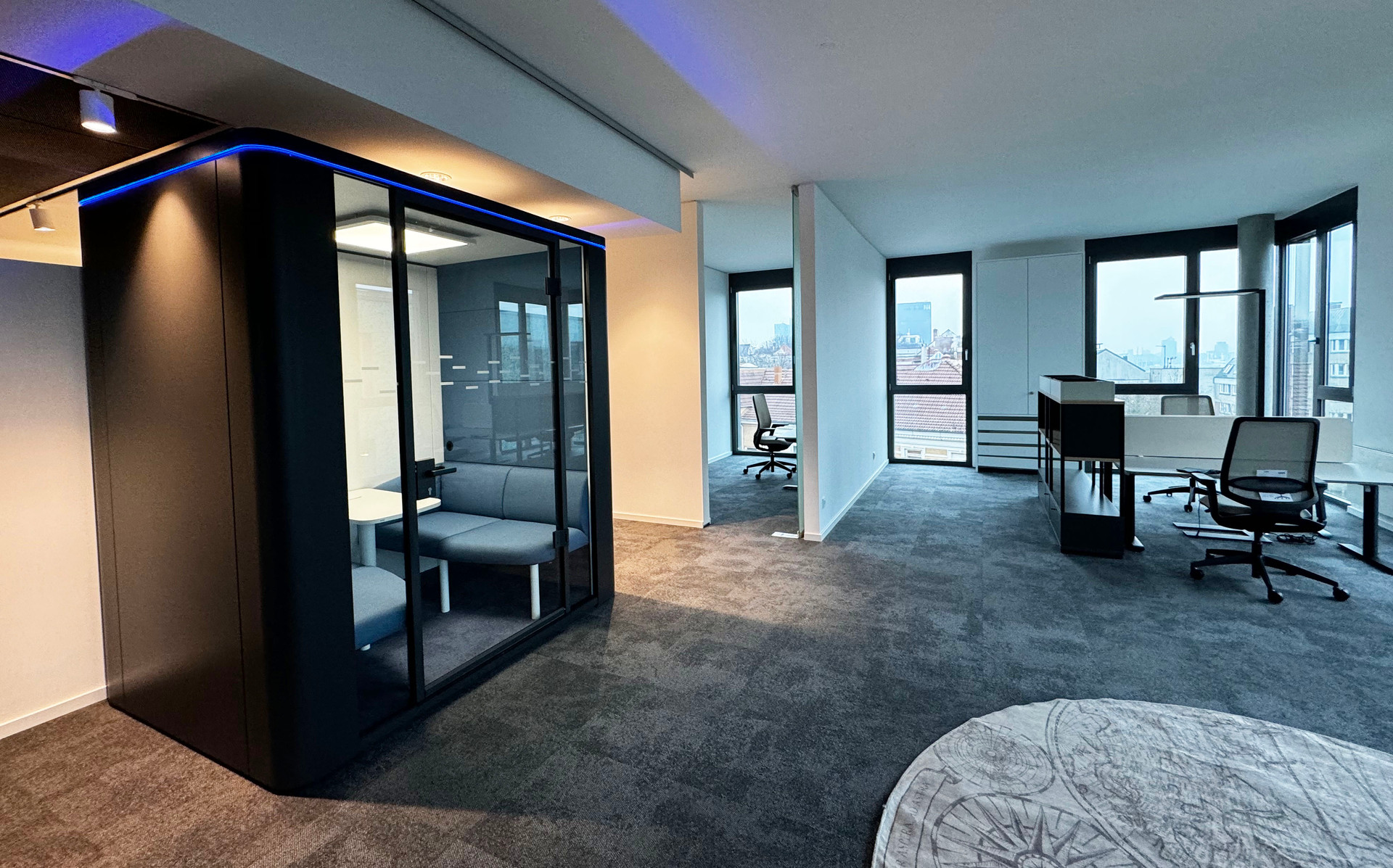 Office with a view: Höhenverstellbare Schreibtische und ergonomische Stühle von Sedus