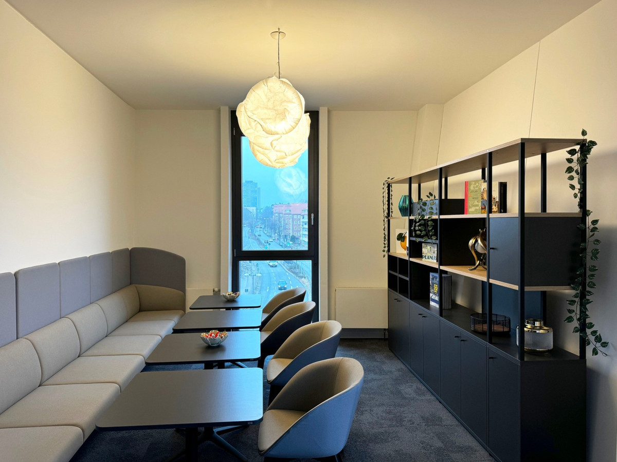 Ein Workcafé mit gemütlichem Sofa und Designerlampe darf nicht fehlen