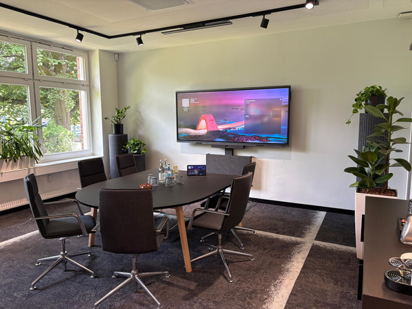 Speziell designt für hybride Videokonferenzen - der Podia Round Cut Table