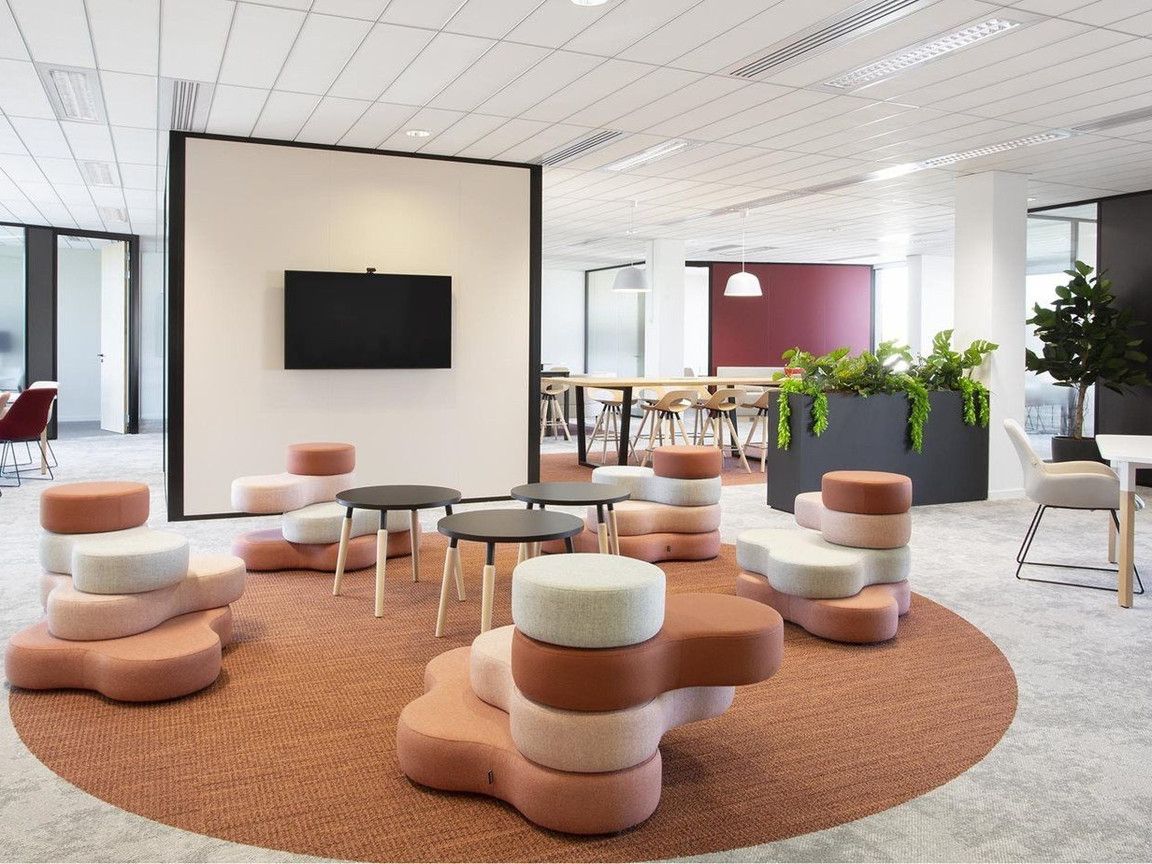 Dynamische Workshops und agile Meetings mit Hockern und Tischen von NowyStyl