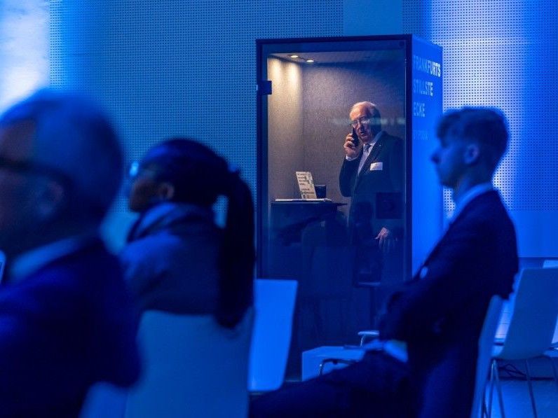 Frankfurt Finance & Future Summit mit Telefonboxen von Berlin Acoustics mieten