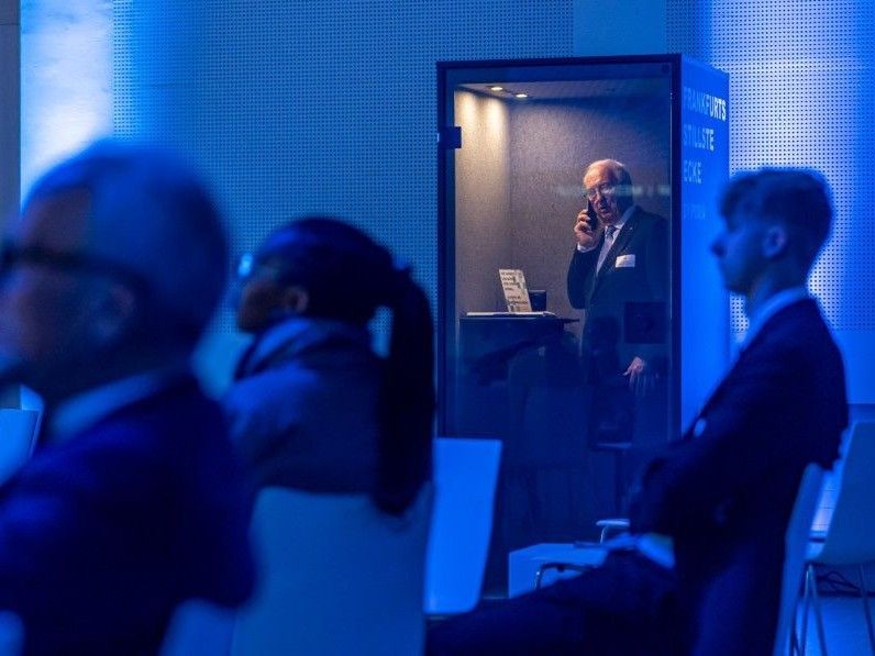 Vertrauliche Telefonate und gute Akustik in der Focus Box von Berlin Acoustics kann man bei Podia mieten